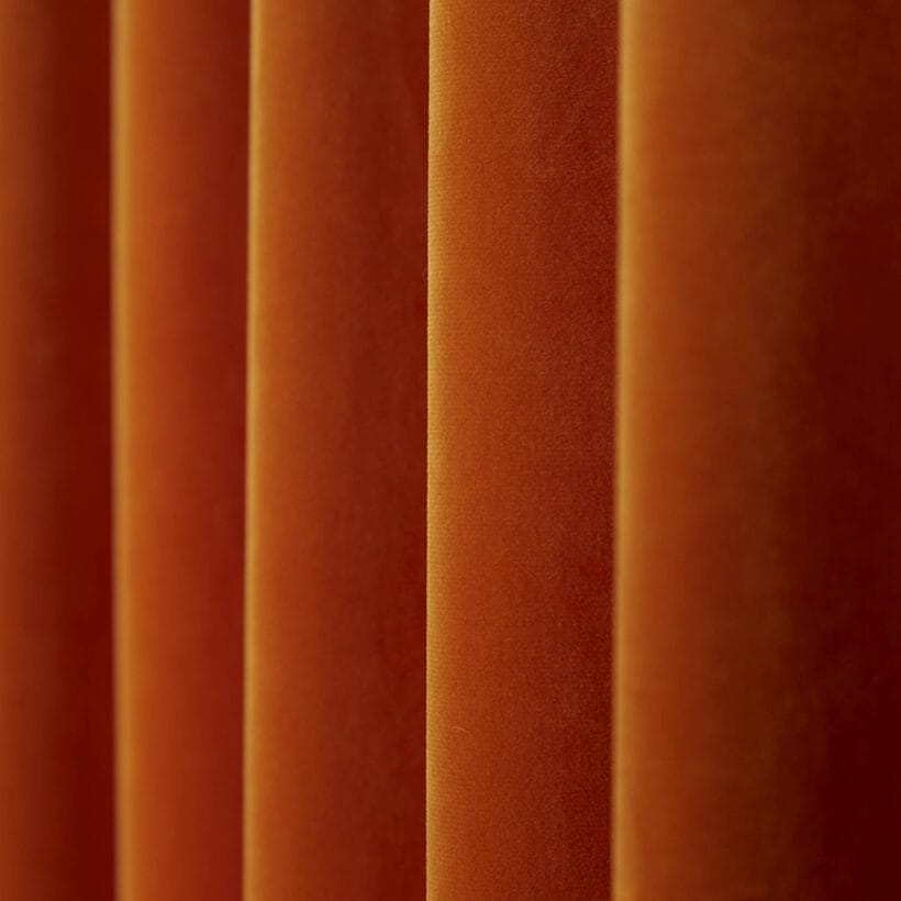 De slaapkamer met de oranje gordijnen – De Amsterdammer